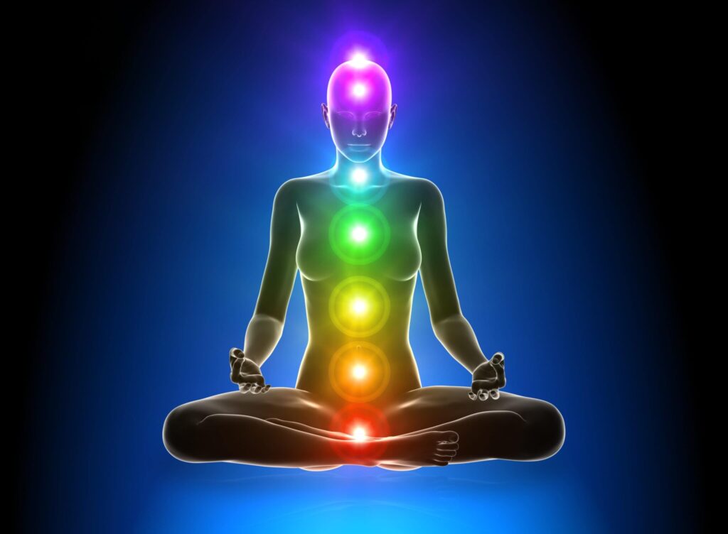 Mujer meditando en los chakras para el despertar de la kundalini