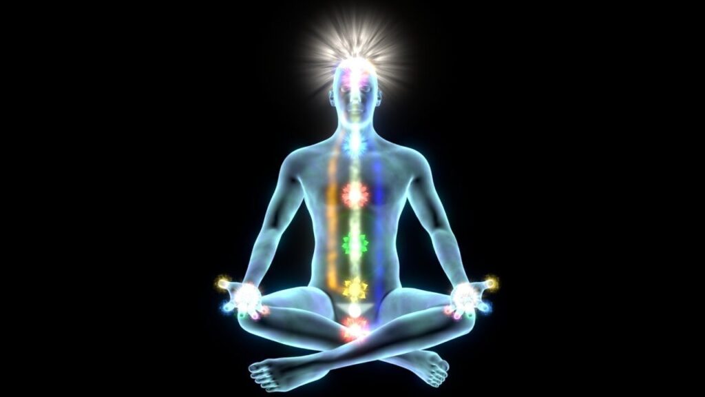 uomo che pratica il kundalini yoga per il risveglio della kundalini